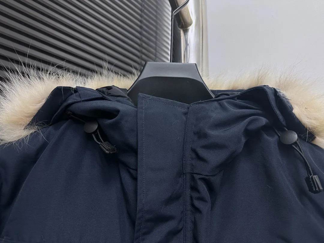 P780 Top Purchasing Version (Wolf Hair Optional) 🇨🇦CANADA GOOES 24 new models 08 models/couple models Factory direct supply: supplying global purchasing agents, micro-business, entities, Tmall, high-end stalls and studio cooperation, free shipping! Canada Goose Expedition Parka 2008 is the same style for men and women. It is mid-length and the most timeless classic. All Arctic and Antarctic scientific expedition teams choose Canada Goose as their cold-proof equipment. It is the Rolls-Royce of down jackets. ➖ Industry-leading anti-counterfeiting chip sensing. ➖ Imported Behringer embroidery machines and customized embroidery labels, the highest level and industry leading. ➖ Imported Korean 21-count polyester-cotton blended original fabric, TC85 waterproof coated fabric, water-repellent, windproof and wear-resistant. ➖ The new national standard 80 white duck down is filled with an average of 520 grams of down. The amount of down filled is industry-leading. ➖ 100% nylon lining with double double-layer sealing design to prevent velvet running, and seamless thread design on the cuffs! ➖ Western Canadian Green Wolf Collar. ➖ Yoshida YKK provides original factory-customized electroplated sliders. YKK two-way lockable zippers are tight and smooth and do not peel off paint. ➖ 3M composite Velcro is durable and the accessories and hardware are all custom-made. Note: Our copywriting is only simple and clear. Instead of bragging about the copywriting, it is better to compare and understand with samples. Only for the purest goose, the most dedicated, the most professional, the highest quality, the highest cost performance!  Size:XS-XXL